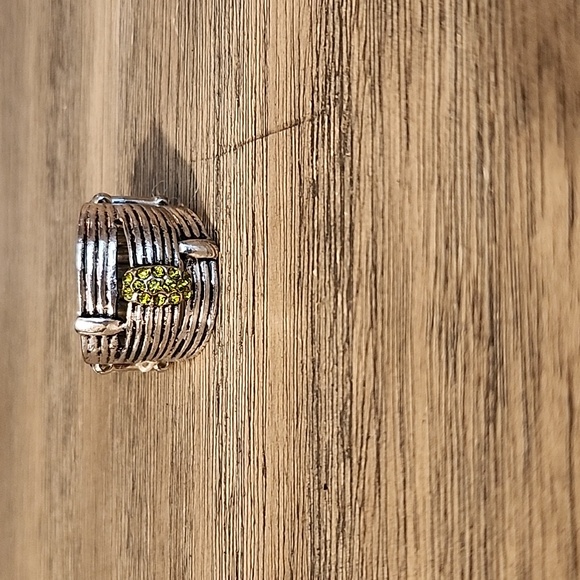 paparazzi Jewelry - NWT Silvertone Metal Faux Peridot Green Rhinestone Stretchy Band Ring